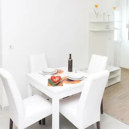 Leona Apartment