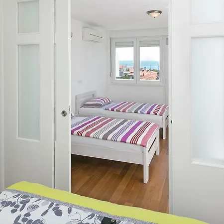 Leona Apartment *