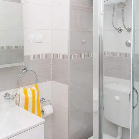Leona Apartment *