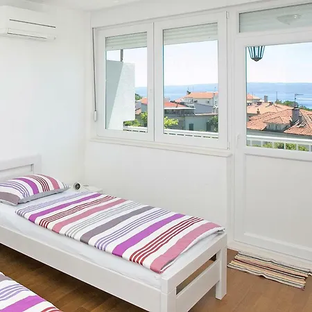 Leona Apartment Split