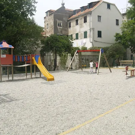 Apartman Leona *